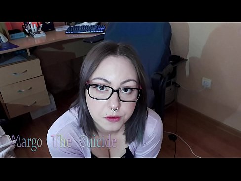 ❤️ Σέξι κορίτσι με γυαλιά πιπιλίζει Dildo βαθιά στην κάμερα ☑ Όμορφο πορνό ☑